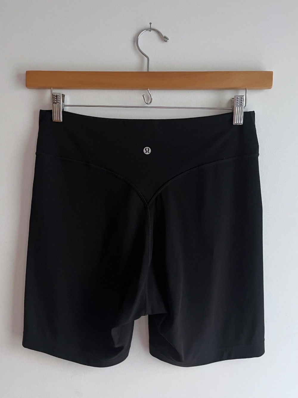 Lululemon Breezethrough High-Rise Short 6" in Black - Size 14